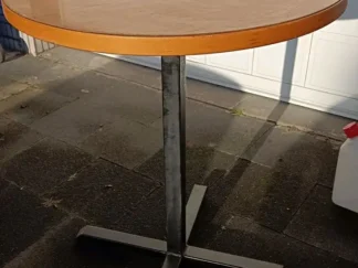 Massiver Stehtisch Holz und Stahl