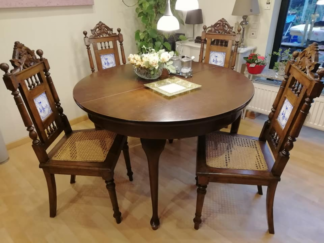 Gründerzeitstühle mit Flieseneinsatz