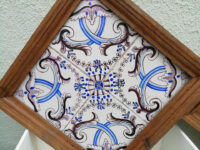 Holzrahmen mit handbemalten Fliesen