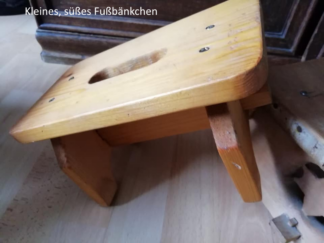 Kleines, süßes und helles Fußbänkchen.