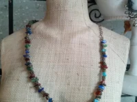 Halskette mit diversen edelsteinen in silber