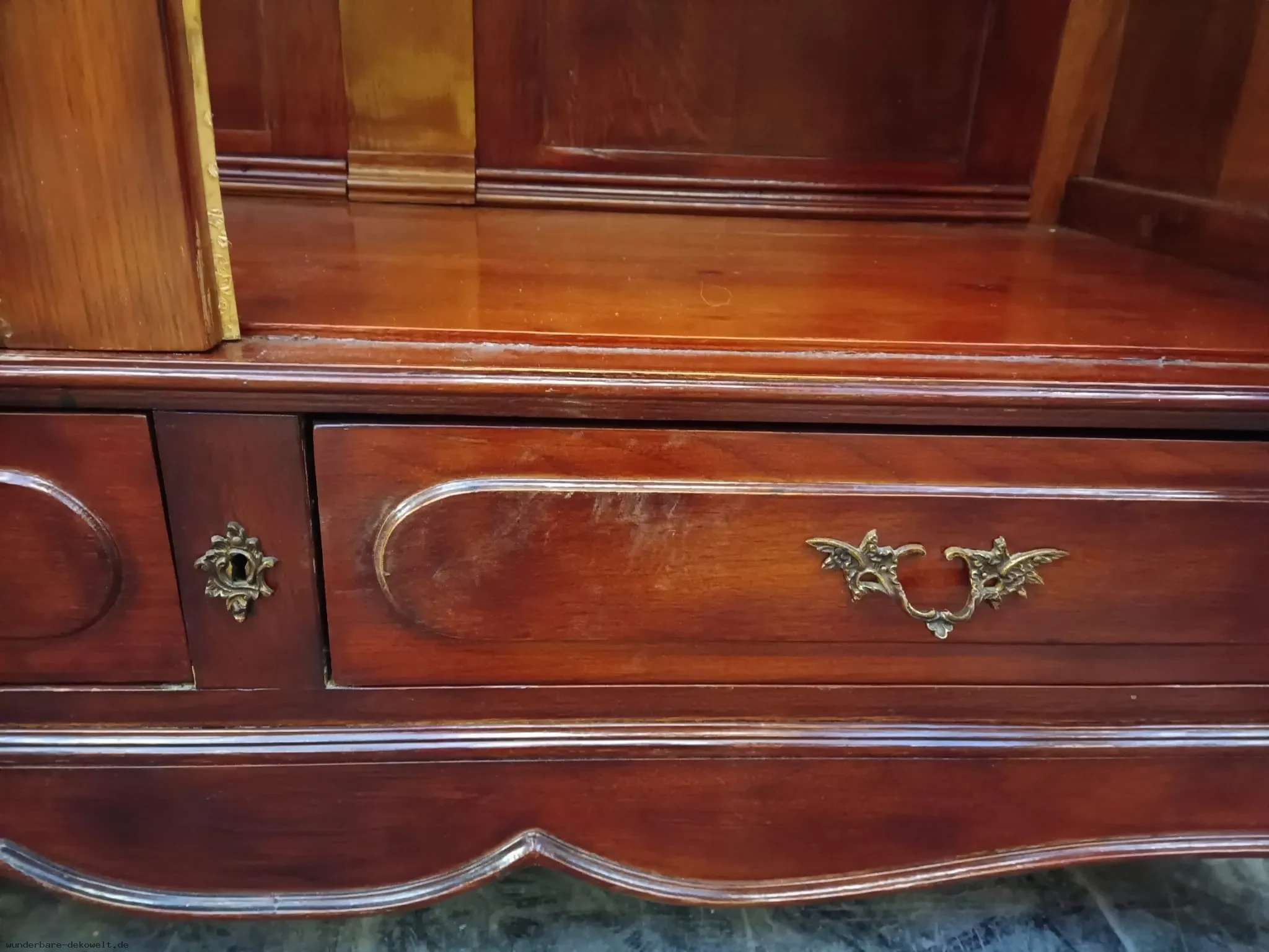 Vitrinenschrank